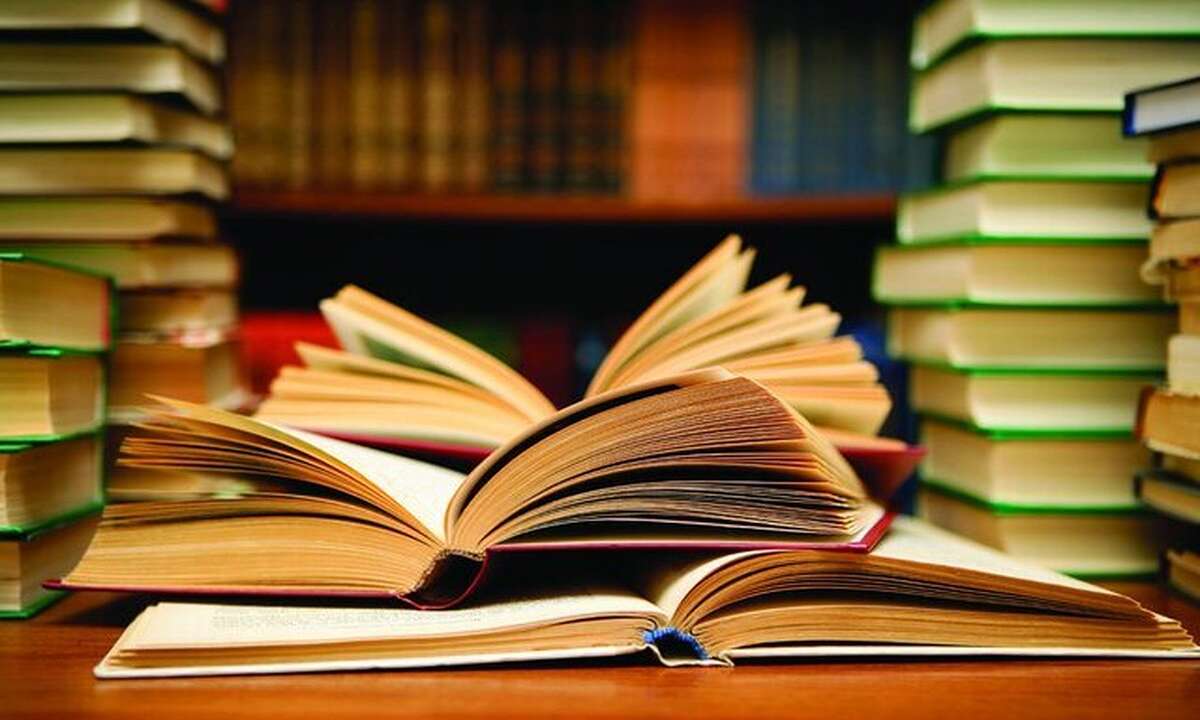 کتاب حقوق تجارت به روش ساده رضا رشیدی نسب که در دو جلد تألیف شده، منبع جامعی برای داوطلبان آزمونهای حقوقی به شمار میرود. چراکه در این اثر نویسنده تلاش نموده مباحث را به صورت فشرده، نکتهمحور، آزمونی و به شکل نموداری ارائه نماید. همین ویژگیها هم باعث شده که این کتاب به منبعی مناسب برای مرور و جمعبندی مطالب حقوق تجارت، تبدیل گردد.